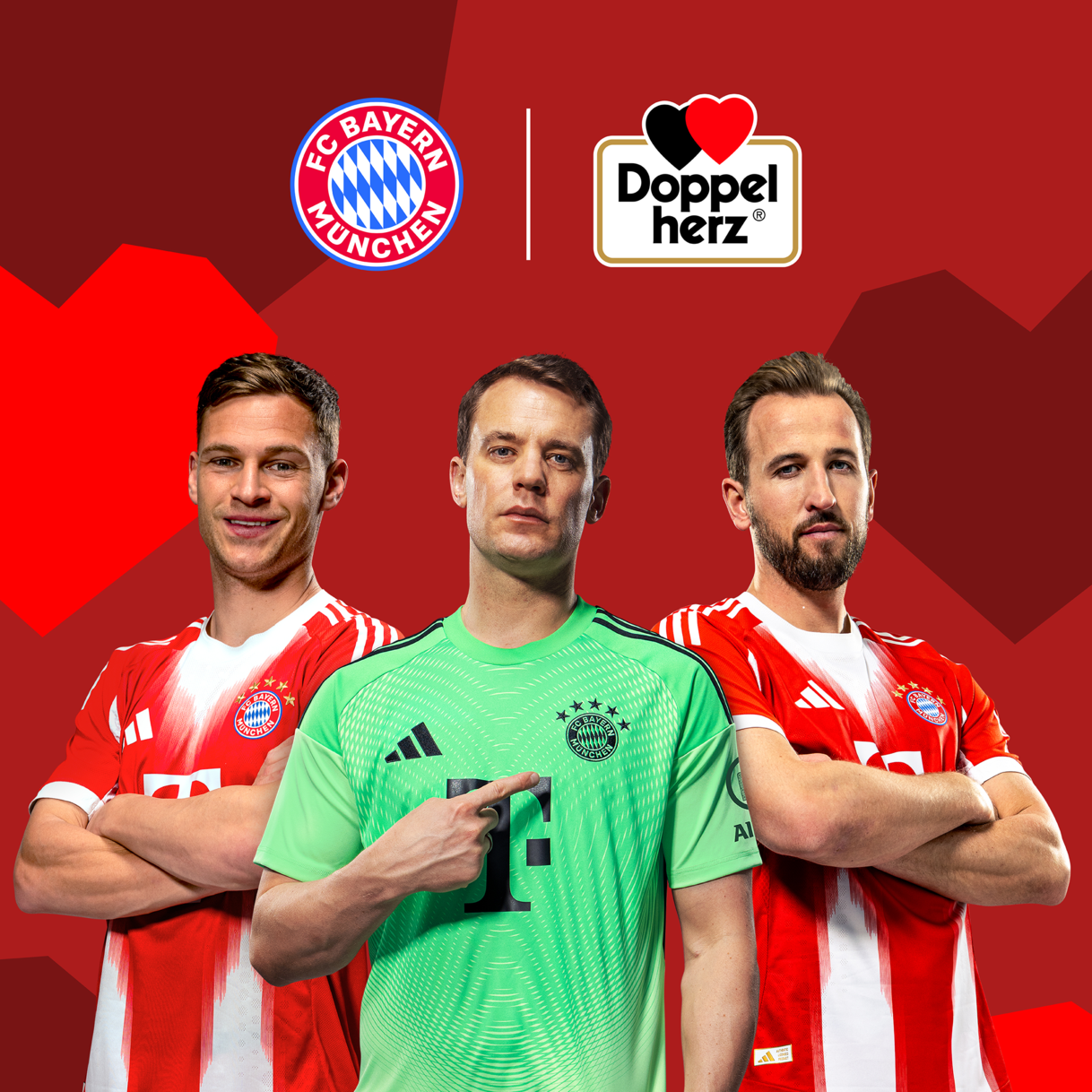 FC Bayern Myunxen jamoasining uch nafar futbolchisi yurak shaklidagi geometrik naqshlar tushirilgan qizil fon oldida turibdi. Chapdan o‘ngga: Garri Keyn, Jamal Musiala va Manuel Noyer. Ularning ustida FC Bayern Myunxen logotipi va Doppelherz logotipi joylashgan bo‘lib, bu brendlar o‘rtasidagi hamkorlikni anglatadi.